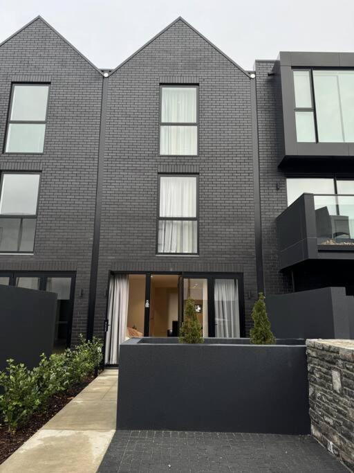 דירות כרייסטצ'רץ' Black-Luxe Living In The Heart Of City מראה חיצוני תמונה